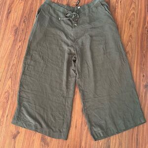 Ann Taylor Capri tan cuffed Capri pants 6 curvy